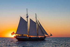 Segelschiff im Sonnenuntergang auf der Hanse Sail in Rostock