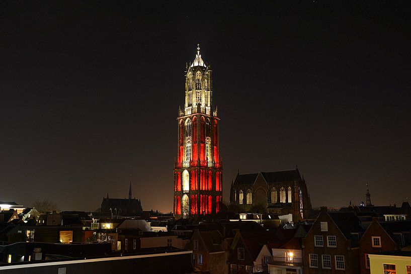 Skyline von Utrecht mit rot-weiß beleuchtetem Domturm. von Margreet van Beusichem