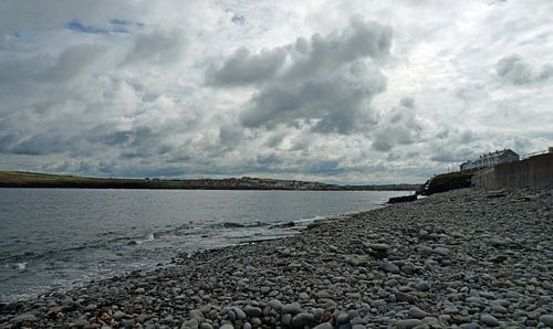 Kilkee Beach is een stenen strand in het dorp Kilkee.