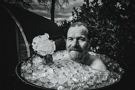 Wim Hof neemt een ijsbad van Henny Boogert