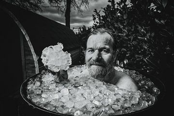 Wim Hof neemt een ijsbad