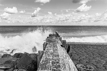 Brise-lames en bois dans une mer démontée, en noir et blanc sur Patrick Verhoef