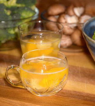 Voorbereiding voor een fonduemaaltijd met fruitpunch, broccoli van ManfredFotos