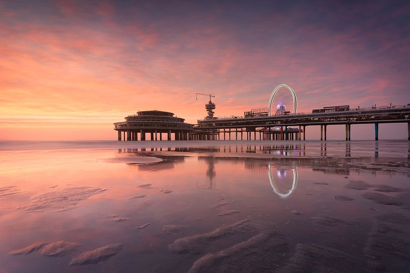 Pier Scheveningen tijdens zonsondergang van Original Mostert Photography