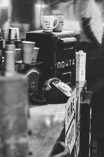 Téléphone et balance antiques en noir et blanc
