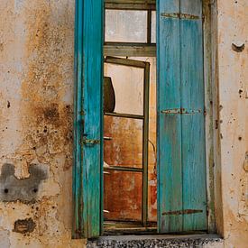 Alte blaue Fensterläden in verlassenem Haus auf Kreta von Thea Oranje