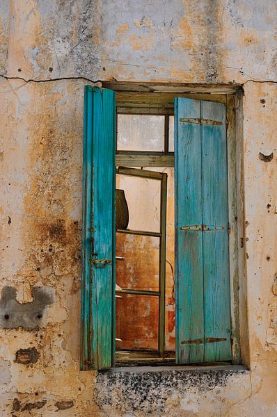 Oude blauwe luiken in verlaten huis op Kreta van Thea Oranje
