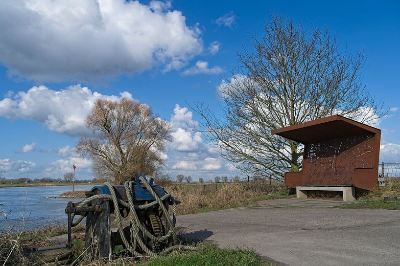 Winde und Wachhaus an der Bronkhorster Fähre an der IJssel von Henk van Blijderveen
