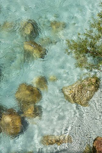 Heldere Soca rivier met rotsen