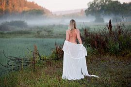 Nu dans la brume du matin - Jolie jeune femme au lever du soleil (Photographie érotique de nu)