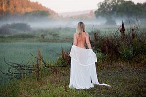Akt im Morgennebel - Hübsche junge Frau bei Sonnenaufgang (Erotische Aktfotografie)