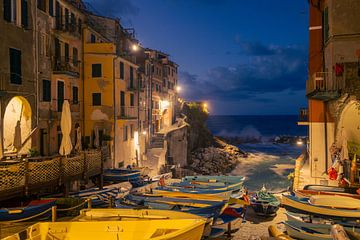 Kleine vissersbootjes in Riomaggiore, Cinque Terre, bij zonsopgang van Robert Ruidl