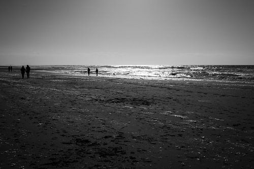 mensen op het strand van Mart Marbus