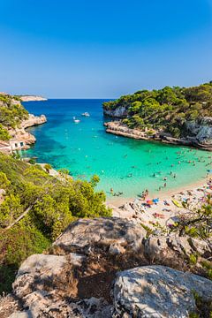 Mooi strand van Cala Llombards baai, Spanje Mallorca, Middellandse Zee van Alex Winter