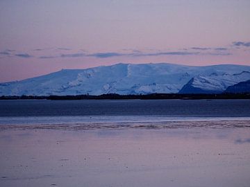 Roze lucht met witte ijsberg in IJsland van Judith van Wijk