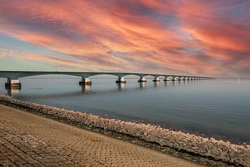 Zeelandbrug met avondrood.