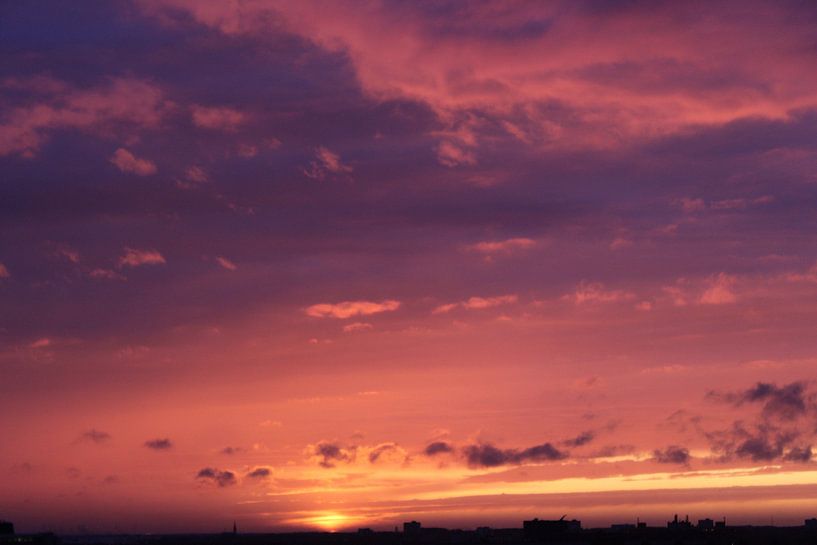 Schöner violetter Sonnenuntergang von Scarlett van Kakerken