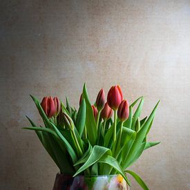Stilleben mit Tulpen in einer farbigen Glasvase von John van de Gazelle