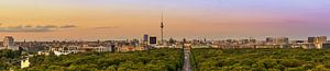 Die Berliner City-Skyline mit Fernsehturm als extrabreite Panoramaaufnahme.
