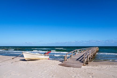 Vissersboot aan de Oostzeekust bij Zingst op de Fischland Dar