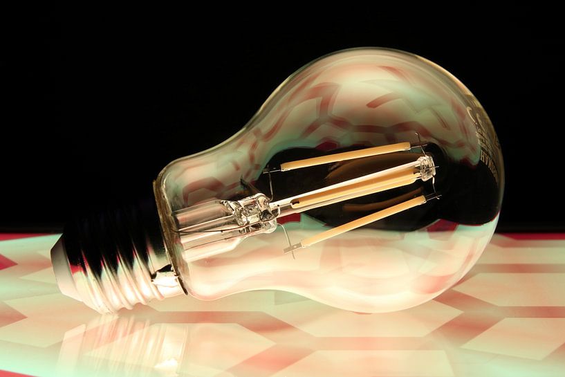 Bunte Spiegelungen in einer Lampe 4 von Jaap Tanis