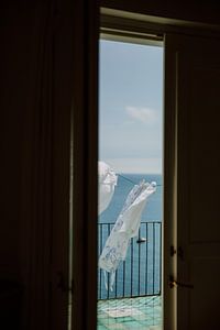 Doorkijk balkon deur middellandse zee Italie van sonja koning