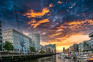 Hamburg Hafencity mit Elbphilharmonie und Bewölkung bei Sonnenuntergang