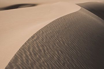Bruine zandduin met licht en schaduw in de woestijn | Iran