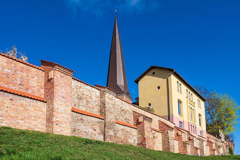 Vue de la Petrikirche dans la ville hanséatique de Rostock par Rico Ködder
