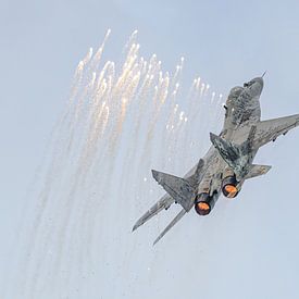 Die slowakische Mikoyan-Gurevich MiG-29AS verwendet Leuchtraketen. von Jaap van den Berg