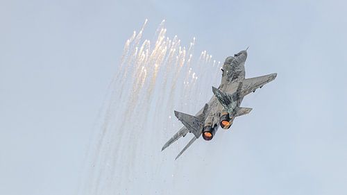 Slowaakse Mikoyan-Gurevich MiG-29AS gebruikt flares.