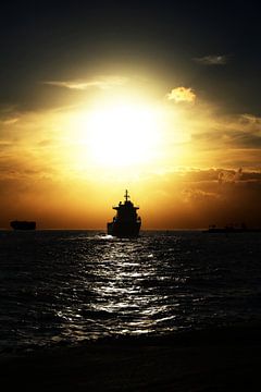 zonsondergang op zee van Martin van der Plas