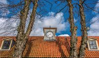 Dak en klok van het gerestaureerde Veenhuizen in Drenthe van Harrie Muis thumbnail
