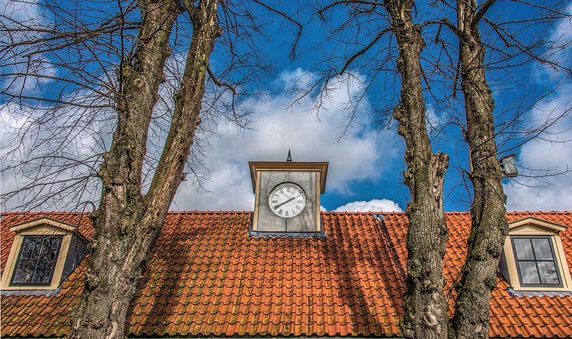 Dak en klok van het gerestaureerde Veenhuizen in Drenthe van Harrie Muis