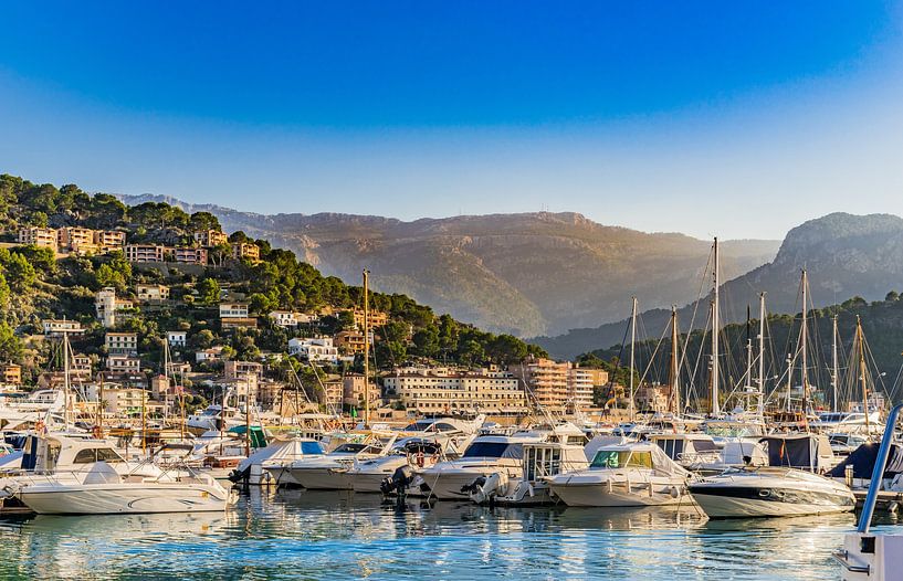 Haven van Soller met ankerende boten en mooi landschap, Mallorca Spanje van Alex Winter