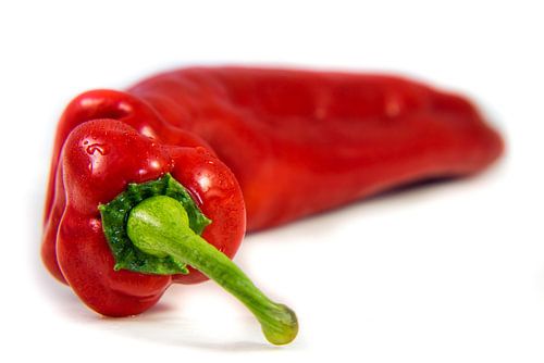 Macro rode peper op wit