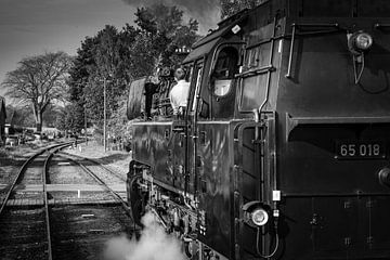 Old-fashioned steam train depart from the station van Raymond Voskamp