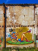 Vrolijke graffiti art op heel oude muur