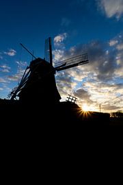 Molen bij zonsondergang van Marinda Grip