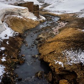 Piscines de boue bouillonnante et sources sulfureuses fumantes à Seltún (Krysuvík), en Islande. sur Anouschka Hendriks