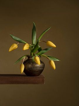Gele tulpen in gouden vaasje van Mariska Vereijken