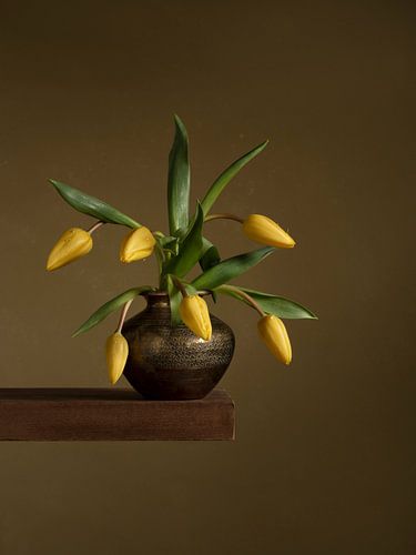 Gele tulpen in gouden vaasje