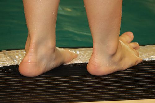 Kindervoetjes bij het zwembad