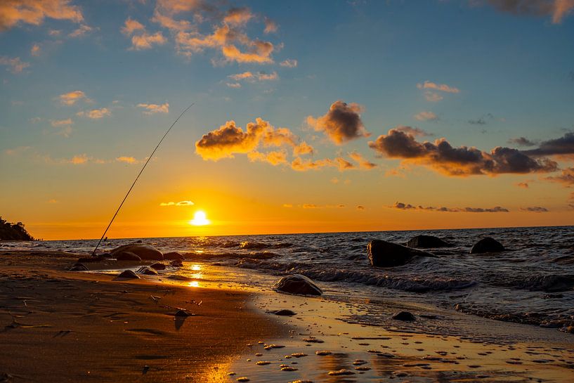 Angel bei Sonnenuntergang am Strand auf Rügen an der Ostsee von Animaflora PicsStock