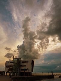 Havenhuis met wolkenpluim in de late avond von Anneriek de Jong