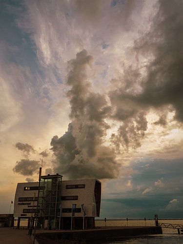 Havenhuis met wolkenpluim in de late avond