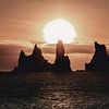 Rochers dans la mer au coucher du soleil en Islande sur Sophia Eerden