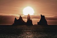 Felsen im Meer bei Sonnenuntergang in Island von Sophia Eerden Miniaturansicht