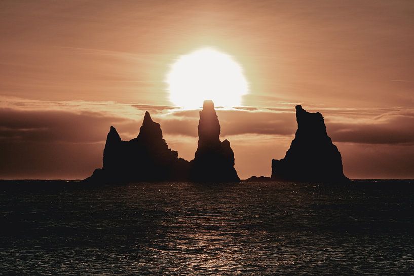 Rotsen in de zee bij zonsondergang in IJsland van Sophia Eerden