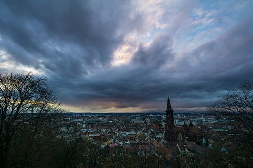 Skyline van de stad Freiburg im Breisgau van boven bij zonsondergang